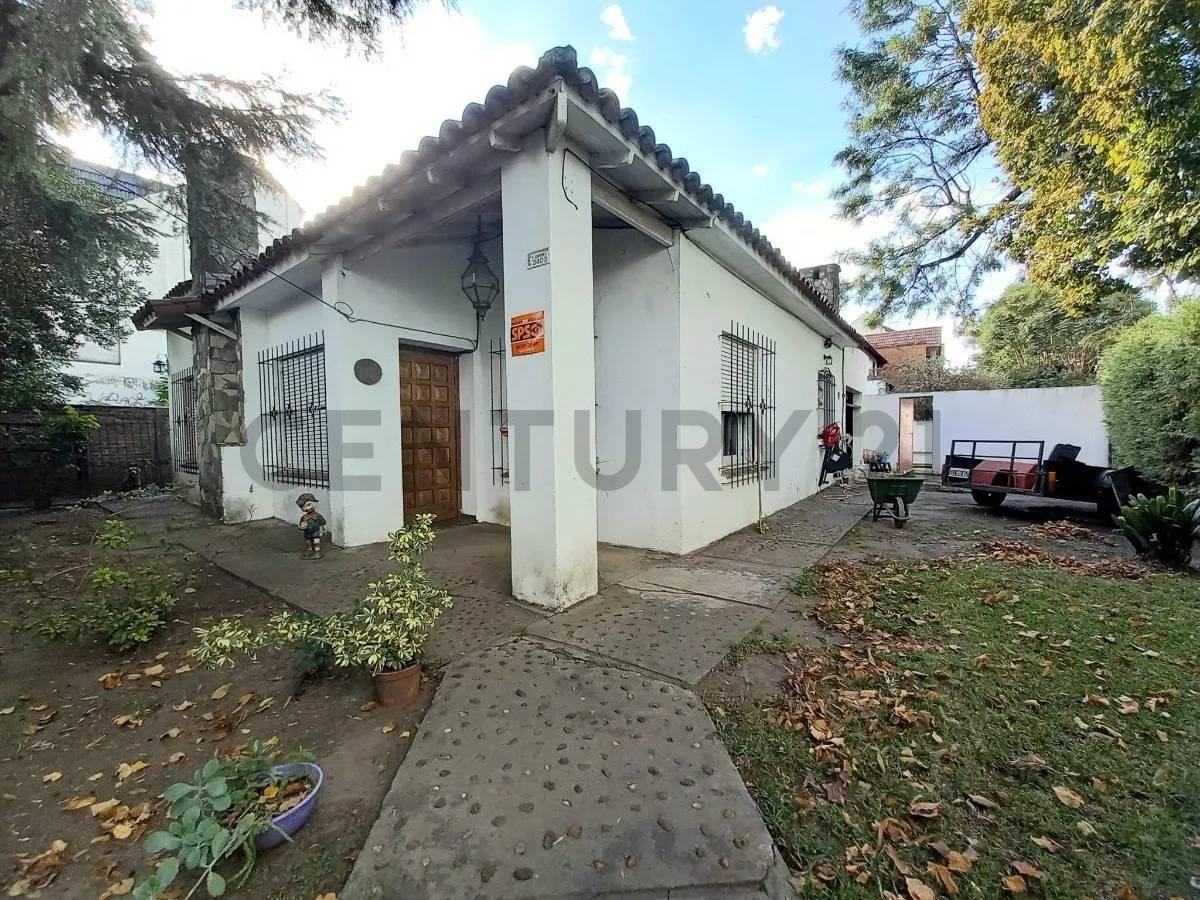 Foto de Venta de lote en esquina con casa a reciclar Castelar, imagen 1