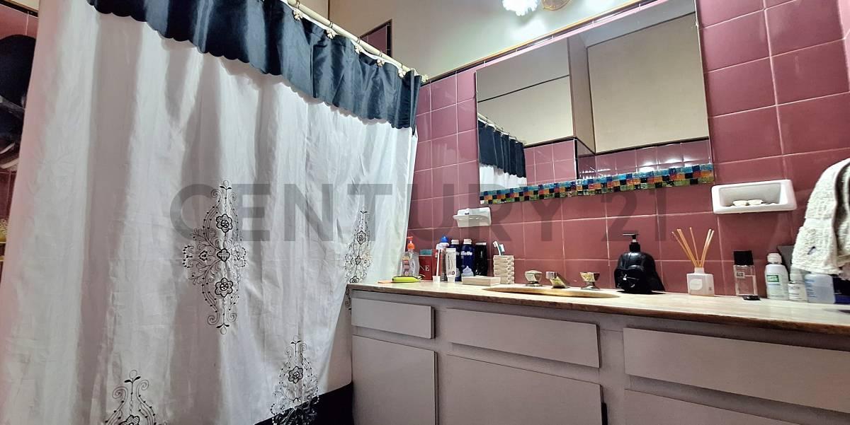 Foto de Venta de lote en esquina con casa a reciclar Castelar, imagen 3
