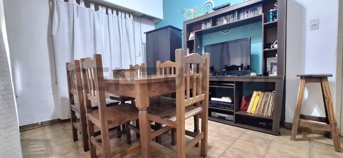 Foto de Venta de lote en esquina con casa a reciclar Castelar, imagen 2