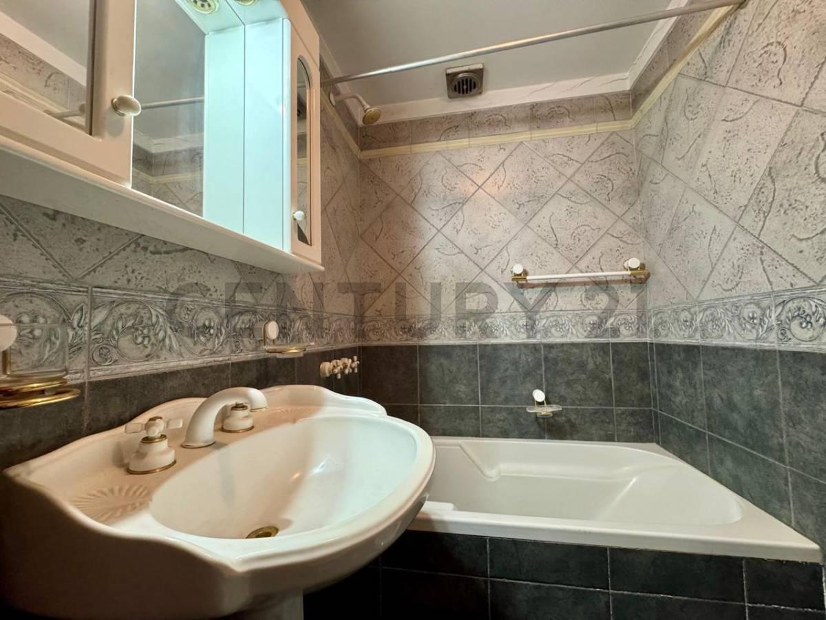 Foto de Venta casa/chalet 4 ambientes con quincho + parque en Castelar Norte, imagen 2