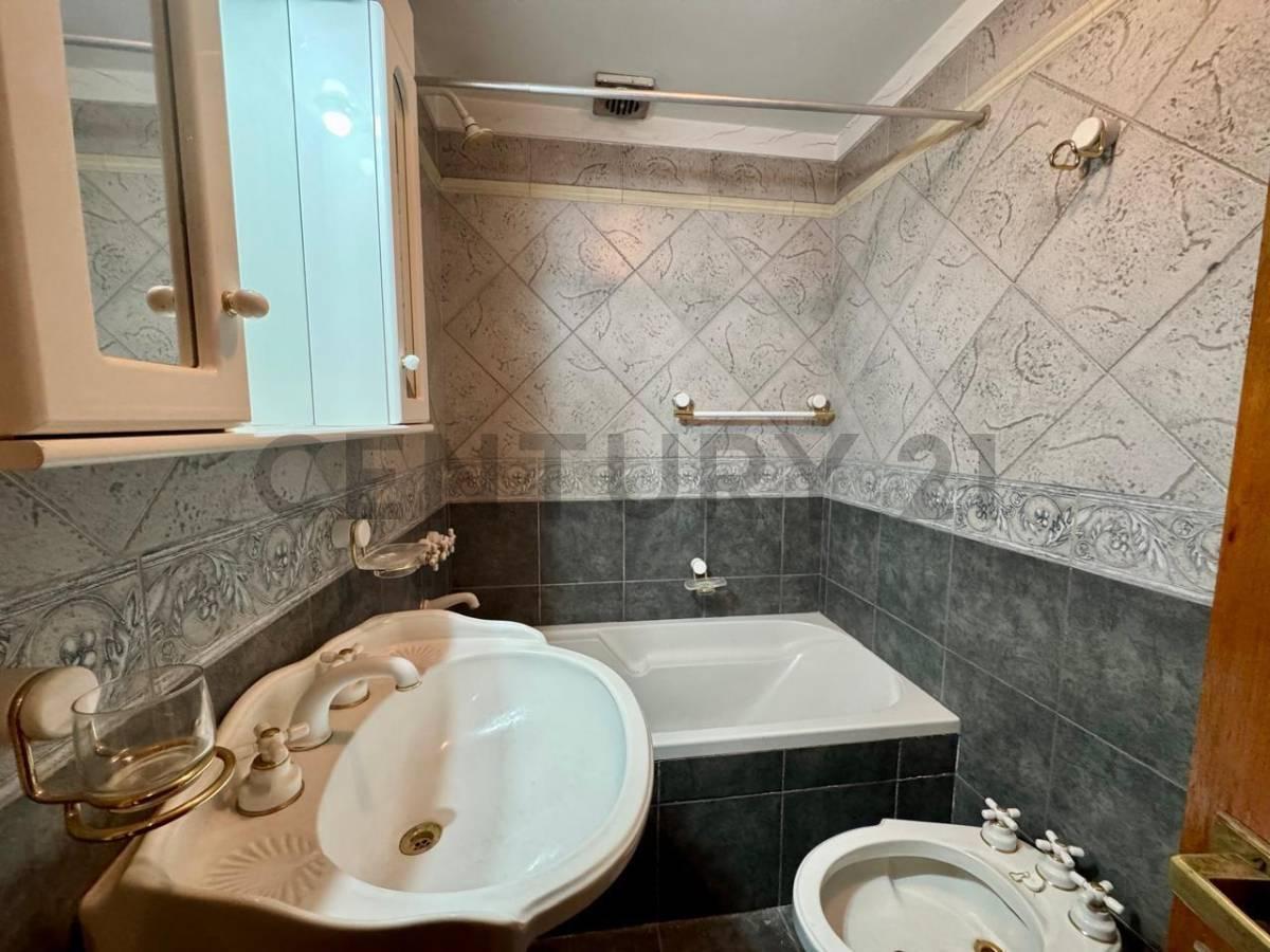 Foto de Venta casa/chalet 4 ambientes con quincho + parque en Castelar Norte, imagen 4