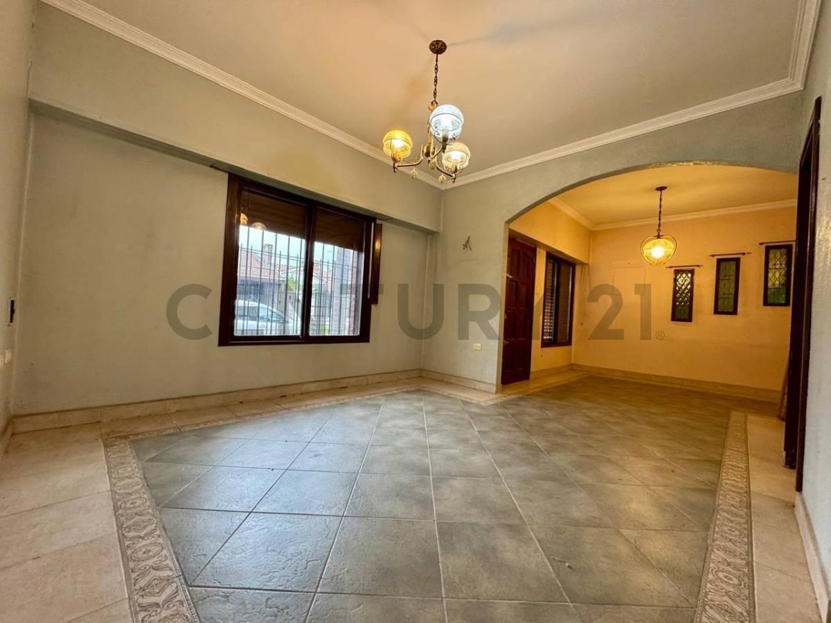 Foto de Venta casa/chalet 4 ambientes con quincho + parque en Castelar Norte, imagen 1