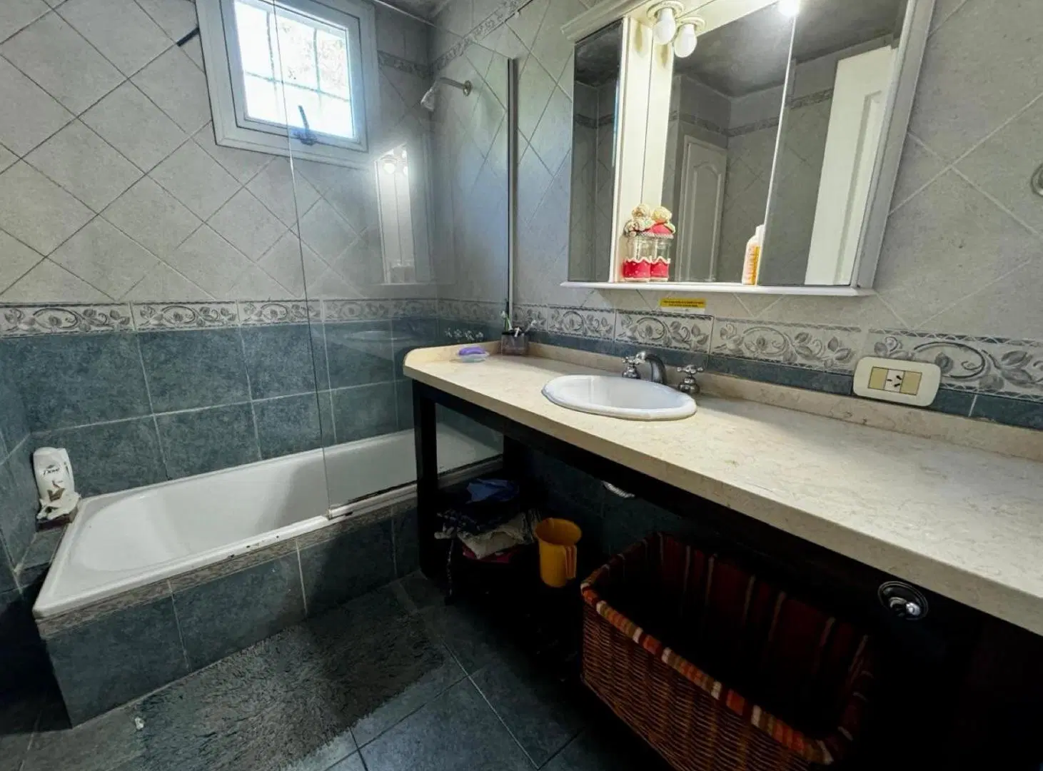 Casa -venta Belen De Escobar 4 dormitorios jardín pileta galería parrilla 2
