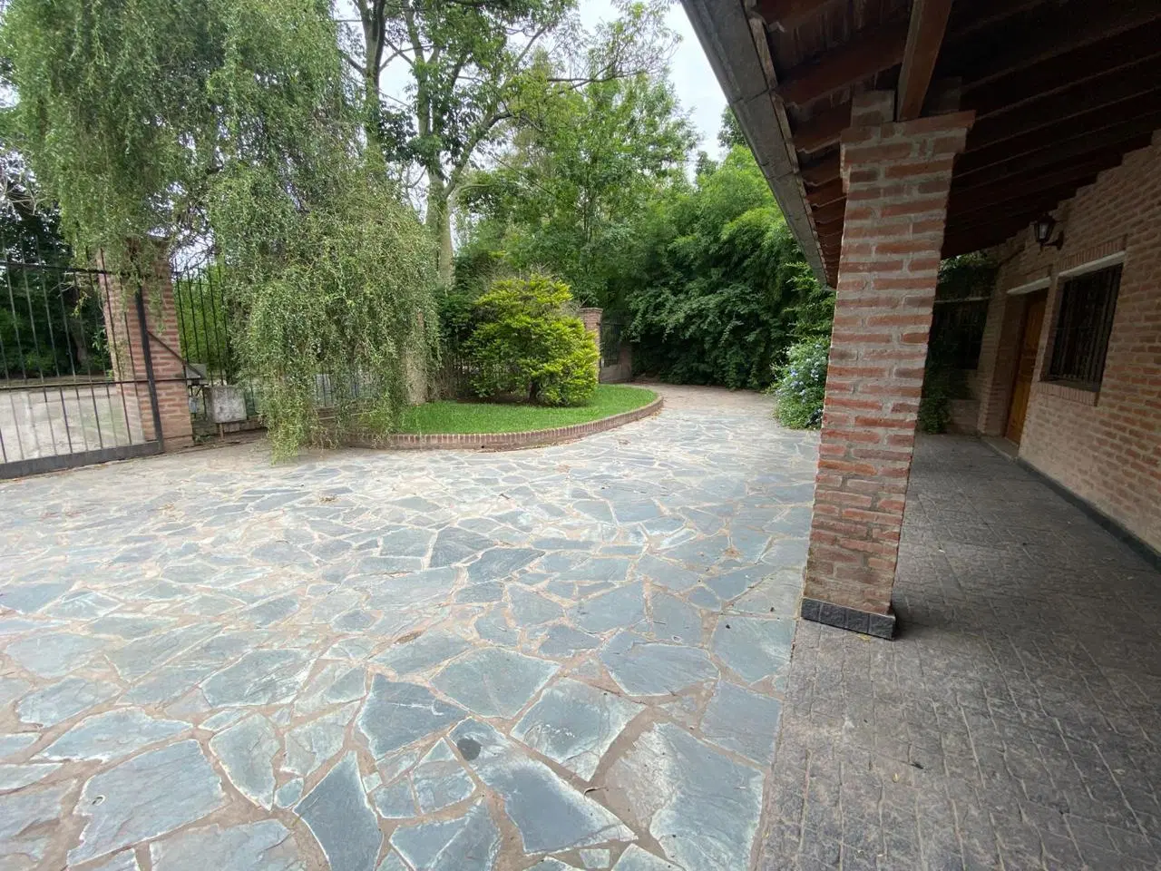 CASA Quinta VENTA  en Ituzaingó 4 DORMITORIOS GALERIA PILETA PARRILLA GRAN JARDIN  LOTE DE 1000 MTS 3