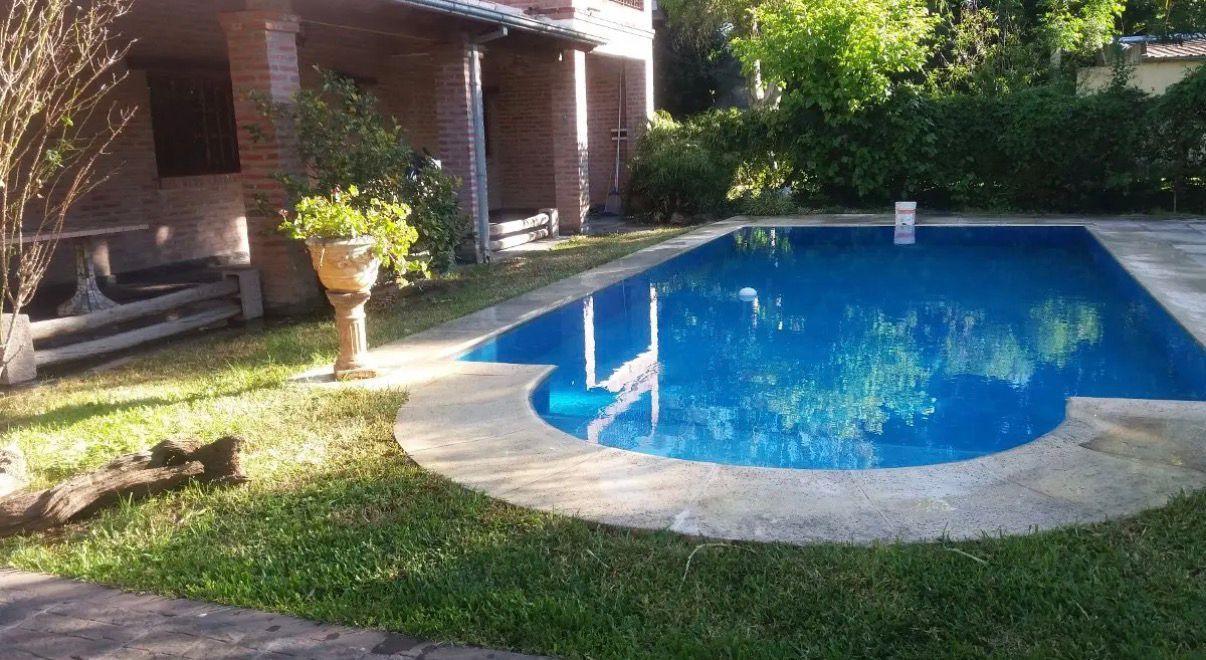 CASA Quinta VENTA  en Ituzaingó 4 DORMITORIOS GALERIA PILETA PARRILLA GRAN JARDIN  LOTE DE 1000 MTS