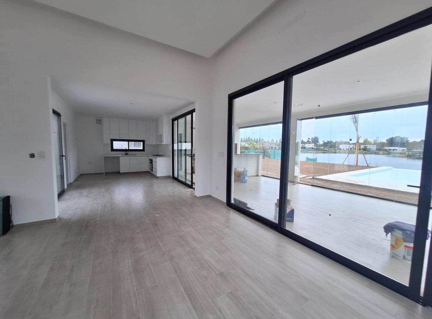VENTA CASA SAN MATIAS ESCOBAR PILETA JARDÍN VESTIDOR AL AGUA MUELLE PILETA