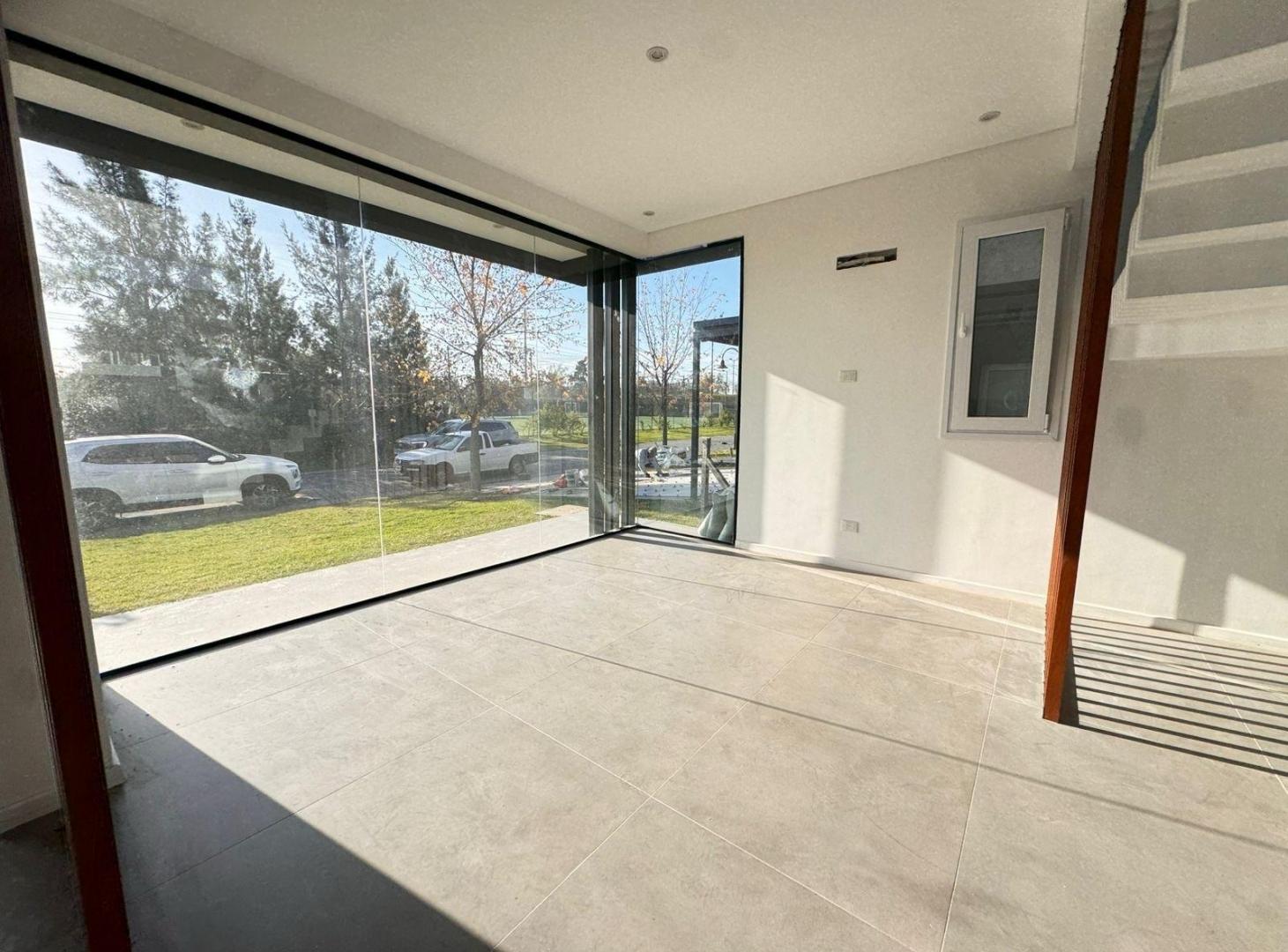 Casa venta Las Tipas 4 dormitorios Nordelta galería parrilla pileta living doble altura