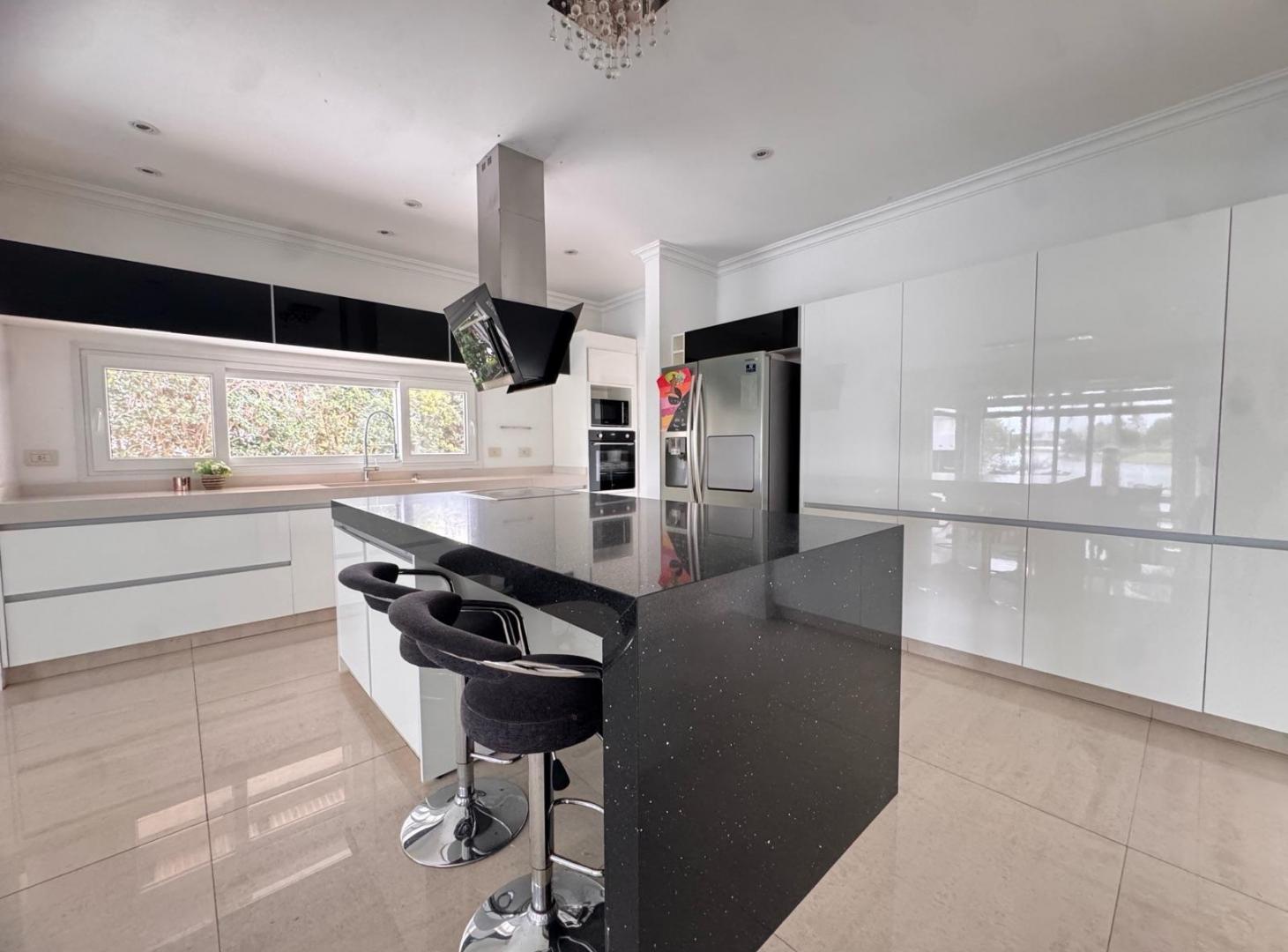 Foto de VENTA CASA NORDELTA los alisos 5 AMBIENTES AL LAGO PISCINA climatizada, imagen 4