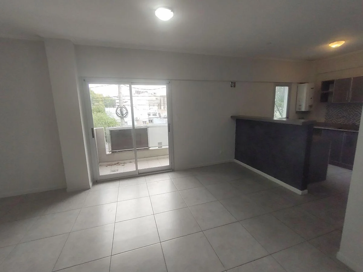 Foto de EXCELENTE DEPARTAMENTO DE 2 AMB. EN EXCELENTE UBICACIÓN, imagen 3