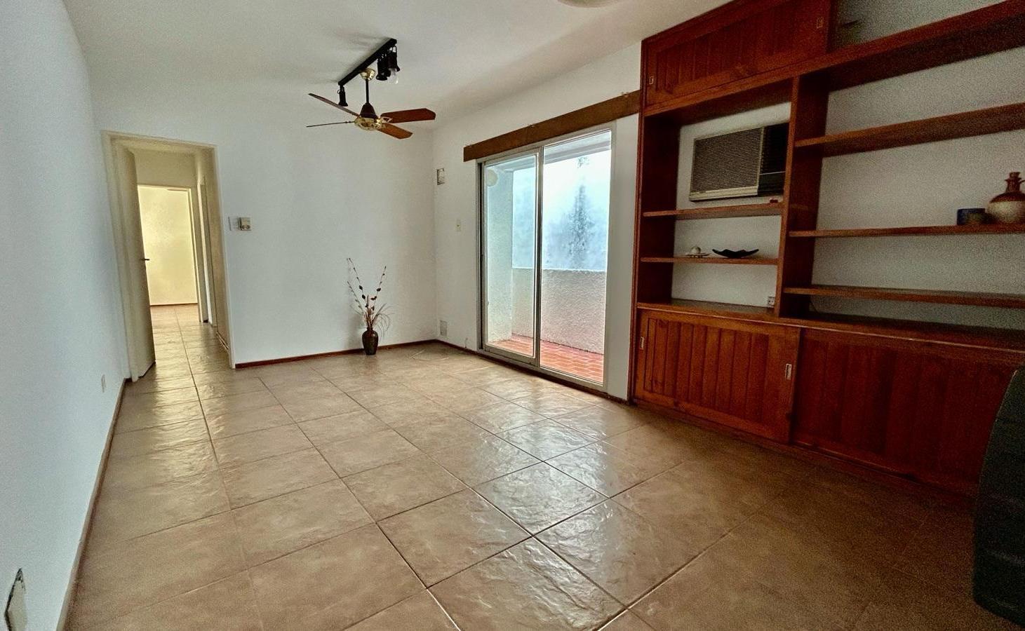 Departamento de escalera, con 2 dormitorios, balcón y terraza común.