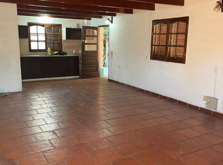 Casa de 3 dormitorios con cochera pasante, patio verde y pileta. 1