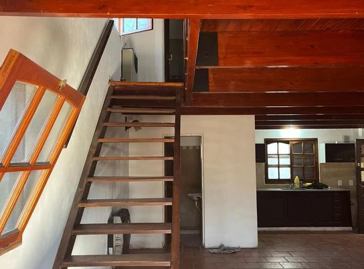 Casa de 3 dormitorios con cochera pasante, patio verde y pileta. 4