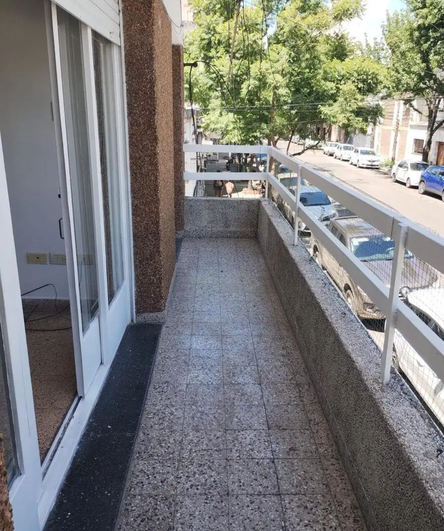 Alquiler casa 3 dormitorios en Planta Alta con patio terraza. 1