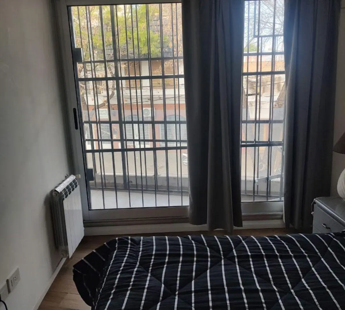 Departamento en alquiler de un dormitorio con patio y balcón. 4