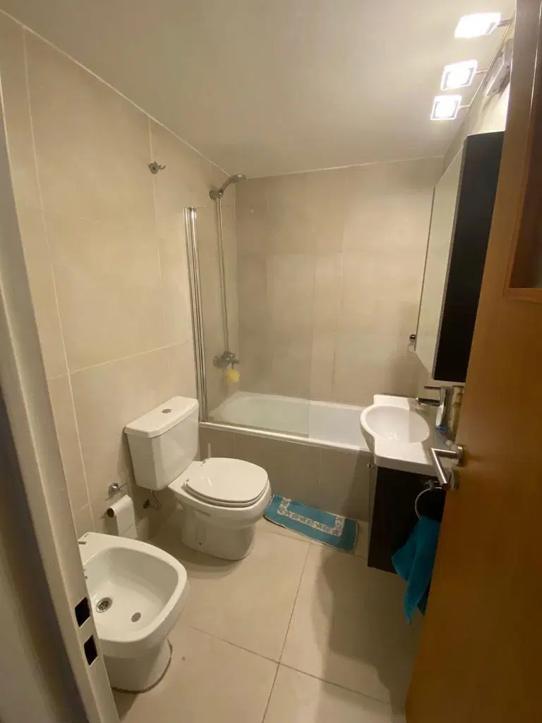 Departamento en  venta de un dormitorio con patio, balcón y cochera. 2