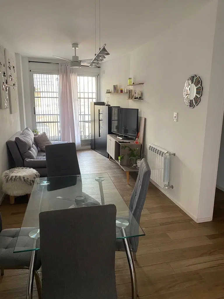 Departamento en  venta de un dormitorio con patio, balcón y cochera. 3