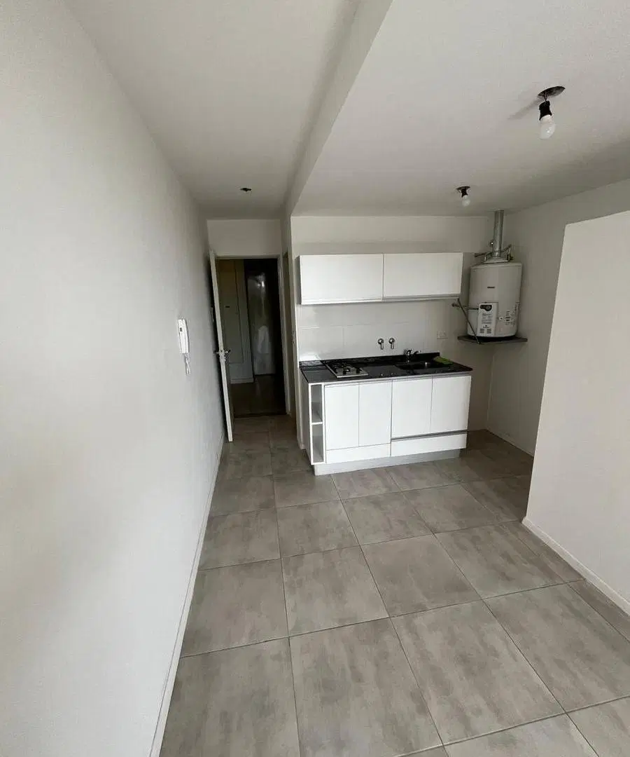 Departamento en monoambiente en Alquiler con gas y balcón. 2