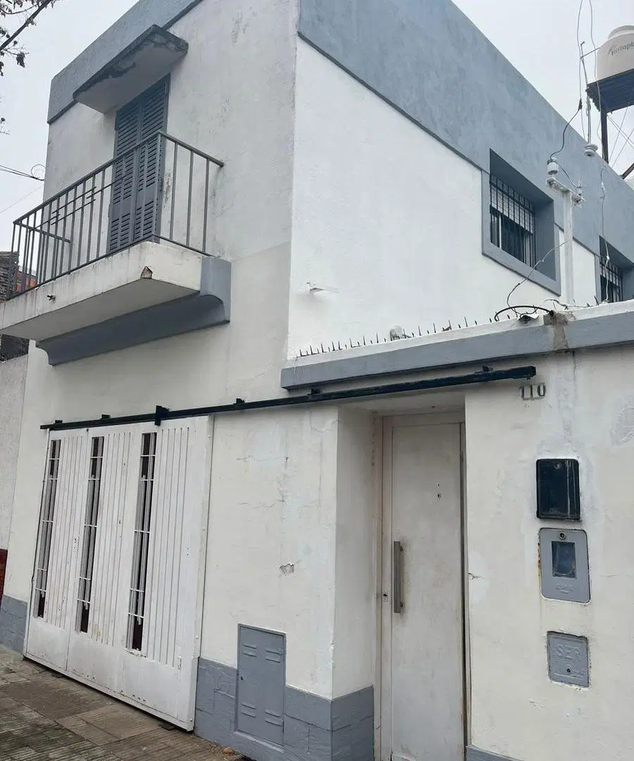 Casa en esquina de dos plantas y para dos familias o comercial. 1