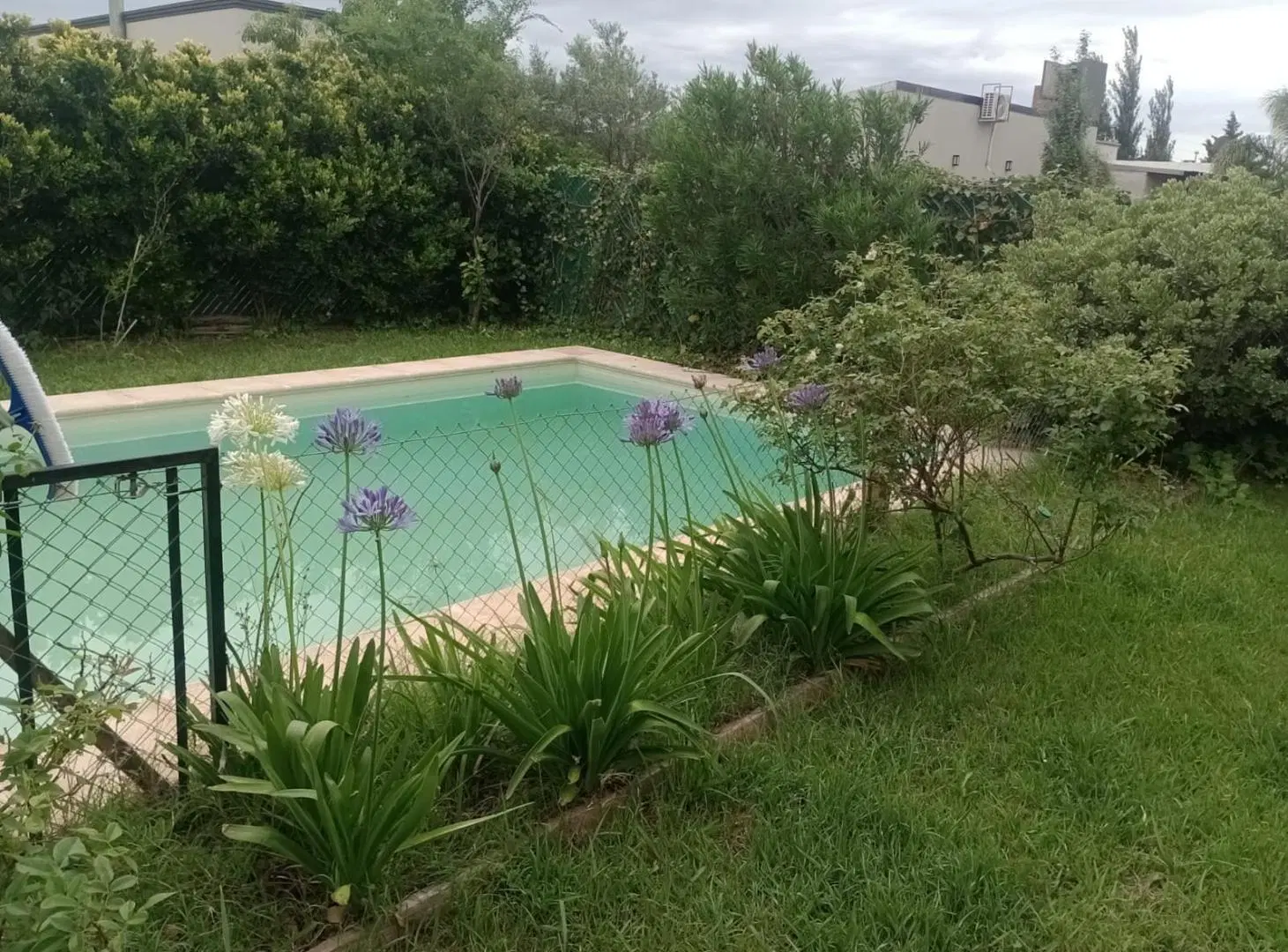 Casa de 2 dormitorios con parque y pileta. Punta Chacra. 2
