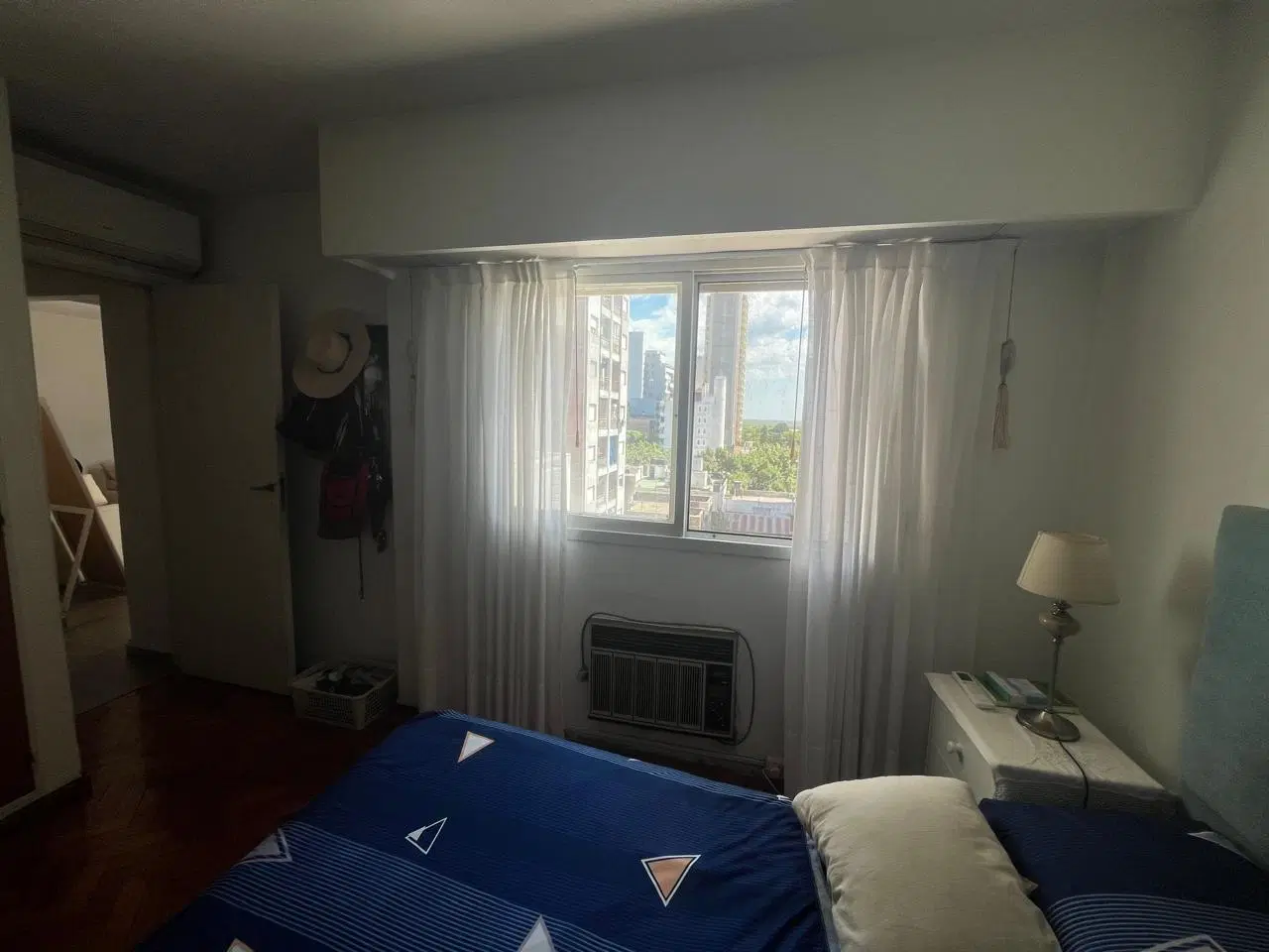Departamento en alquiler dos dormitorios con balcón y cocina separada. 4