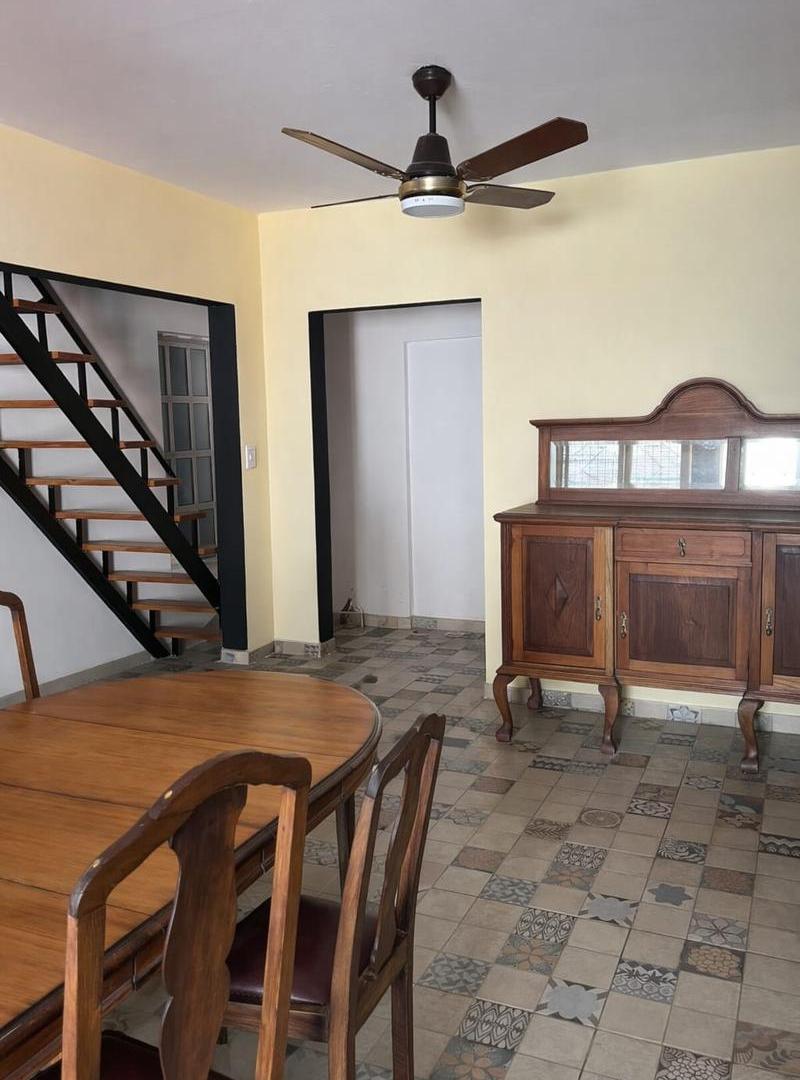 Foto de Casa de pasillo con 4 habitaciones, 2 baños y patio., imagen 1