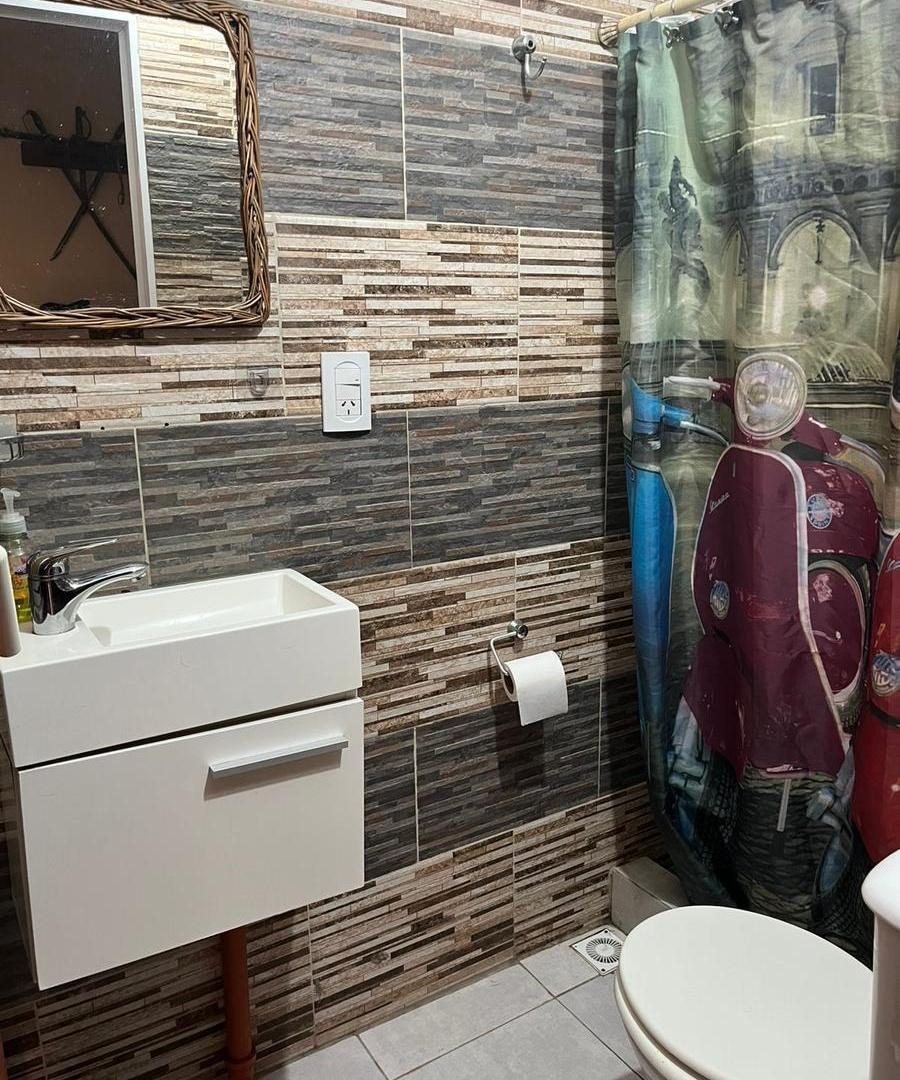 Foto de Casa de pasillo con 4 habitaciones, 2 baños y patio., imagen 2