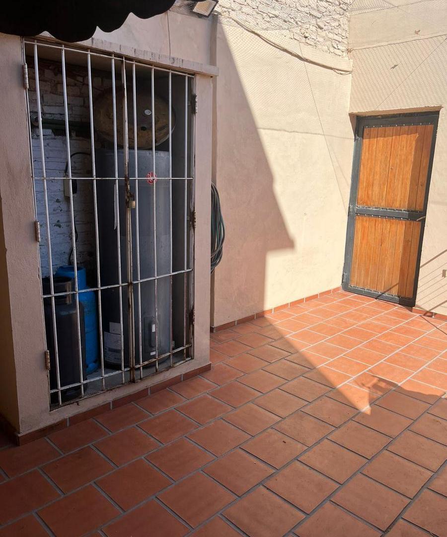 Foto de Casa de pasillo con 4 habitaciones, 2 baños y patio., imagen 5