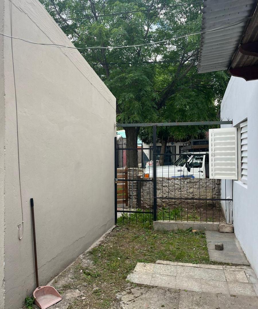 Foto de Casa con espacio para local y galpón., imagen 2