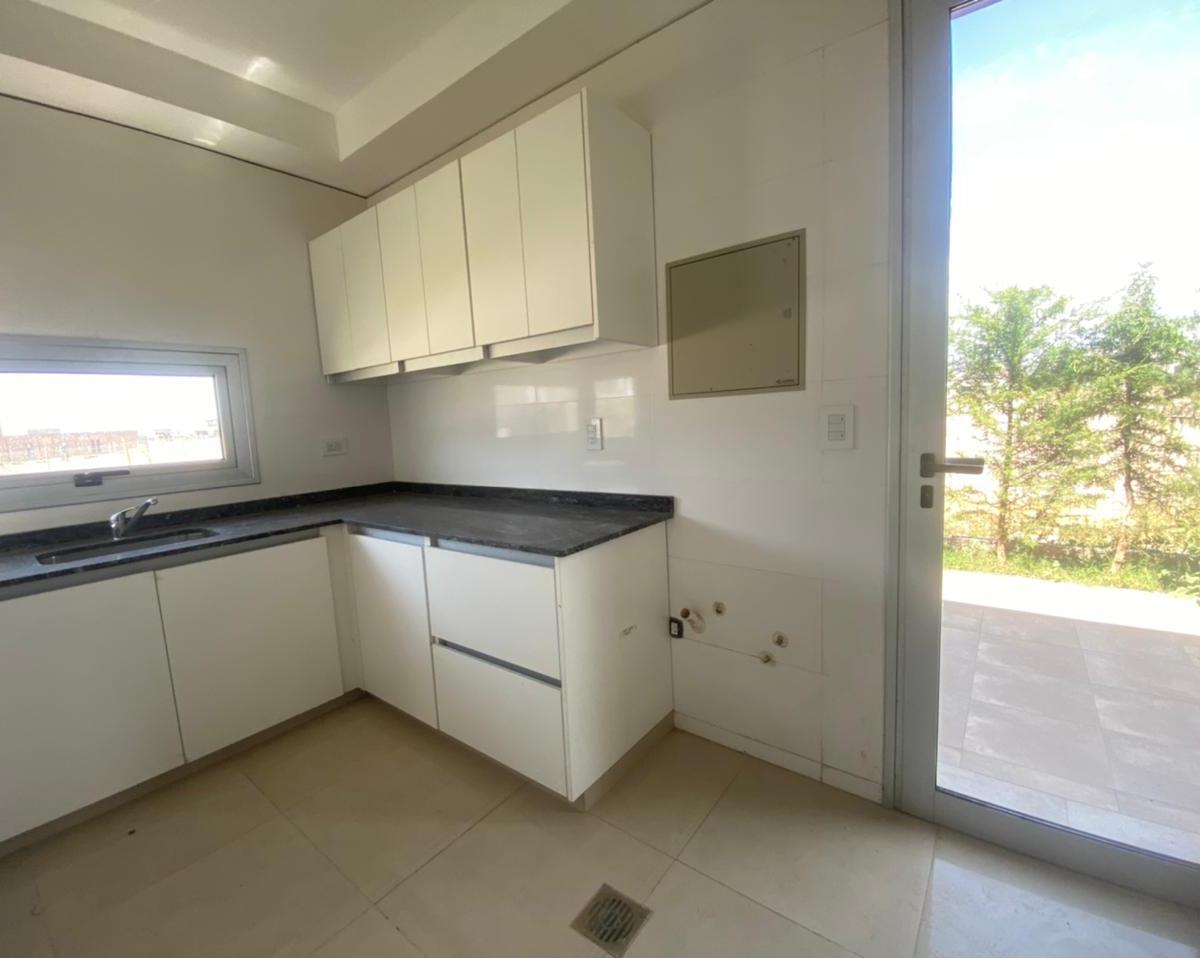 Venta ·casa · Barrio Privado · 4 Dorm.· Lujan · 3