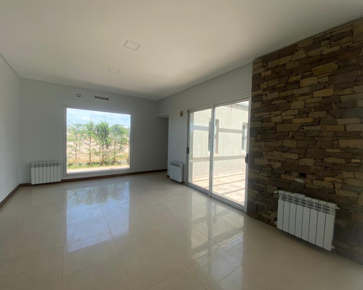 Venta ·casa · Barrio Privado · 4 Dorm.· Lujan · 4