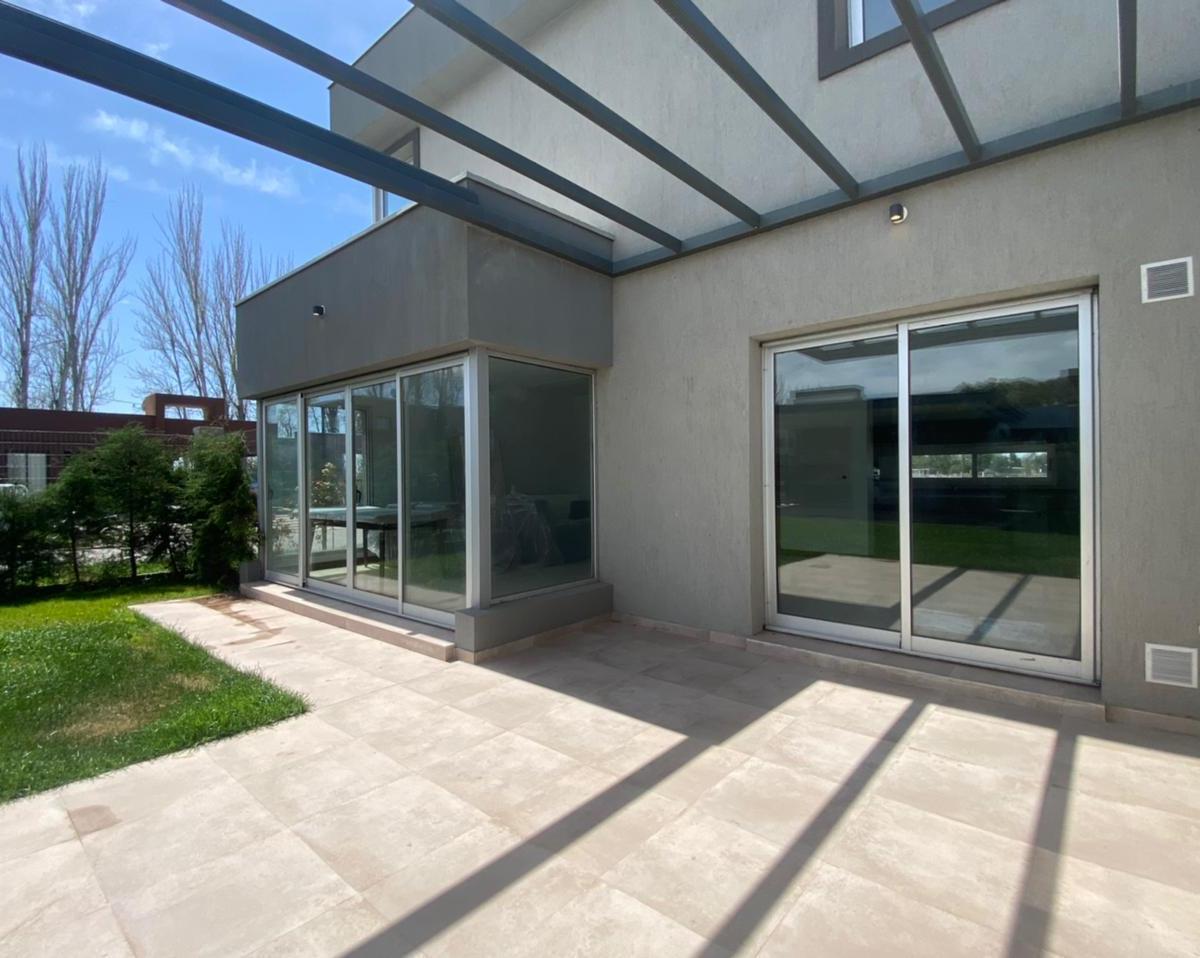 Venta ·casa · Barrio Privado · 4 Dorm.· Lujan · 1