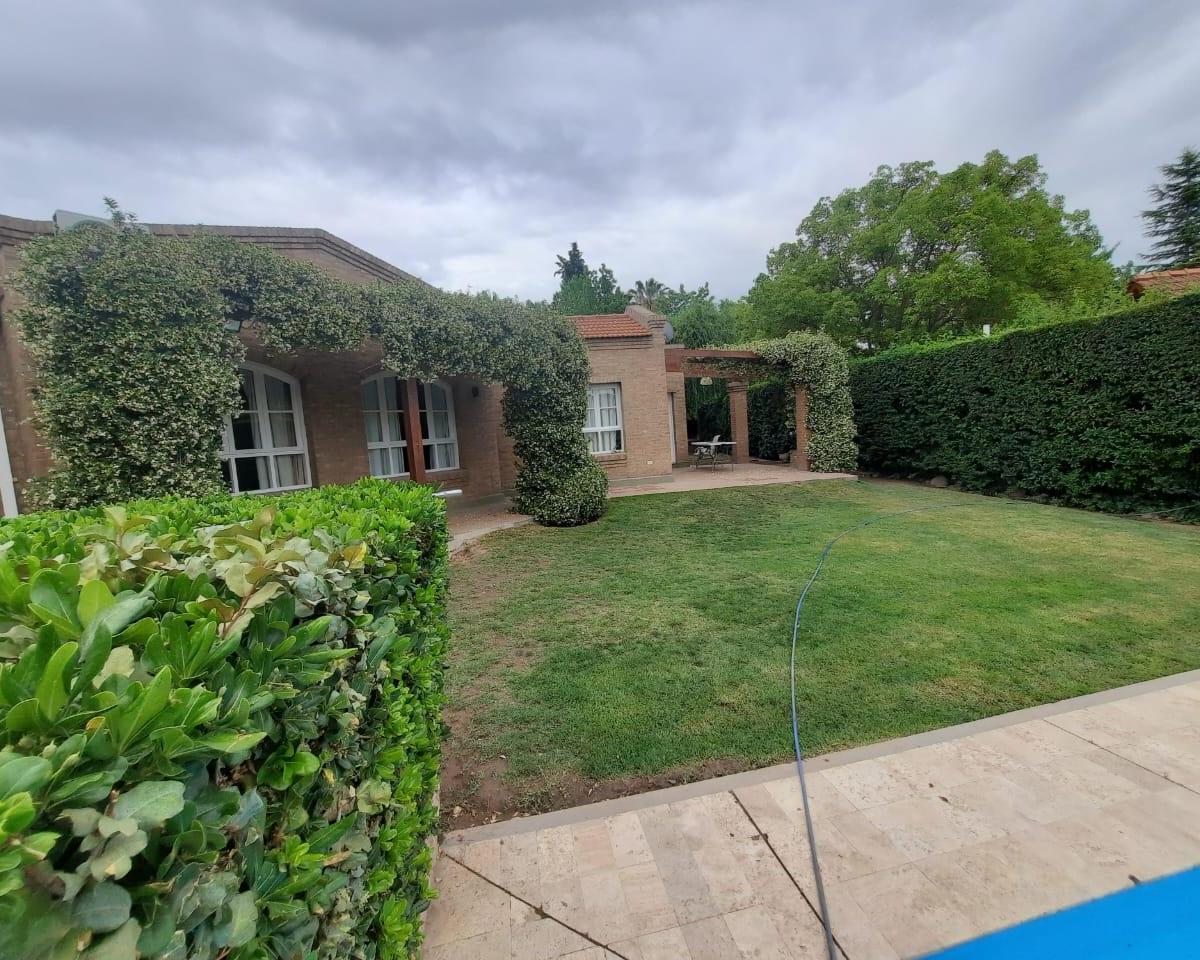 Venta - Hermosa Casa - Pileta - Jardín - Chacras de Coria - 1000 m² 2