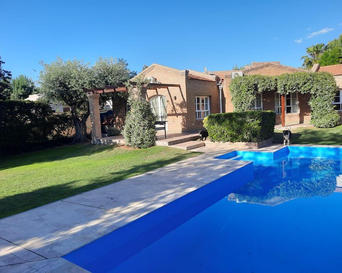 Venta - Hermosa Casa - Pileta - Jardín - Chacras de Coria - 1000 m² 3