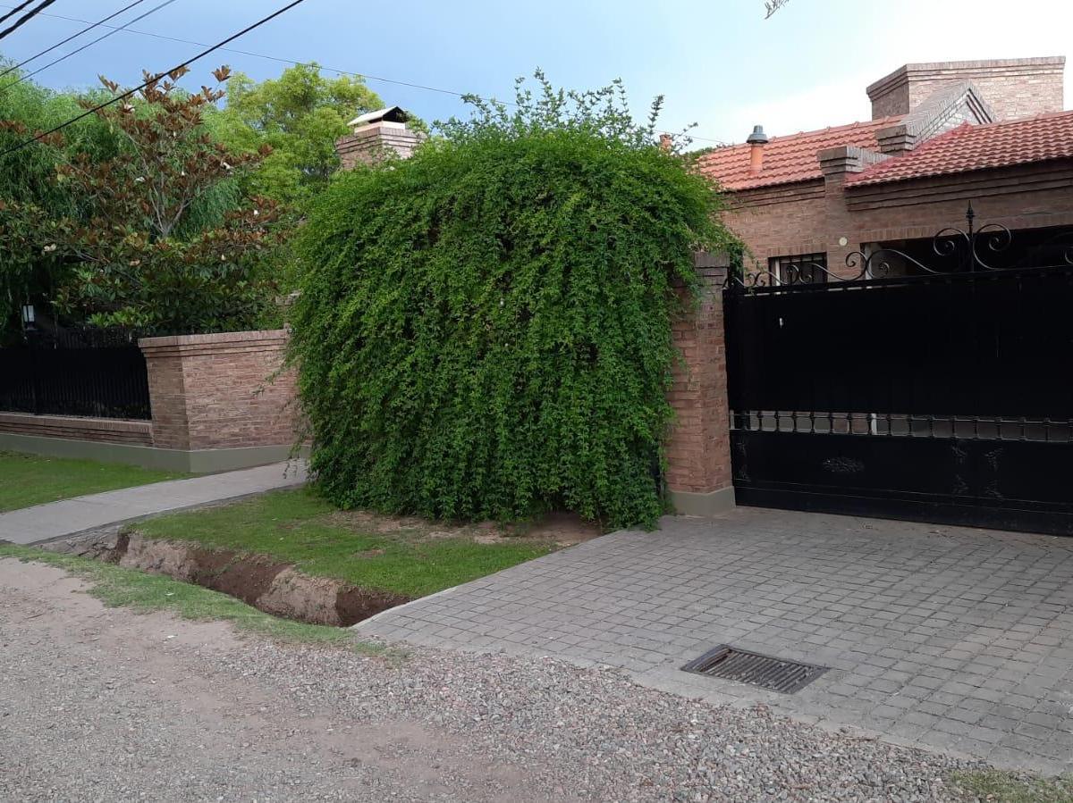 Venta - Hermosa Casa - Pileta - Jardín - Chacras de Coria - 1000 m² 5