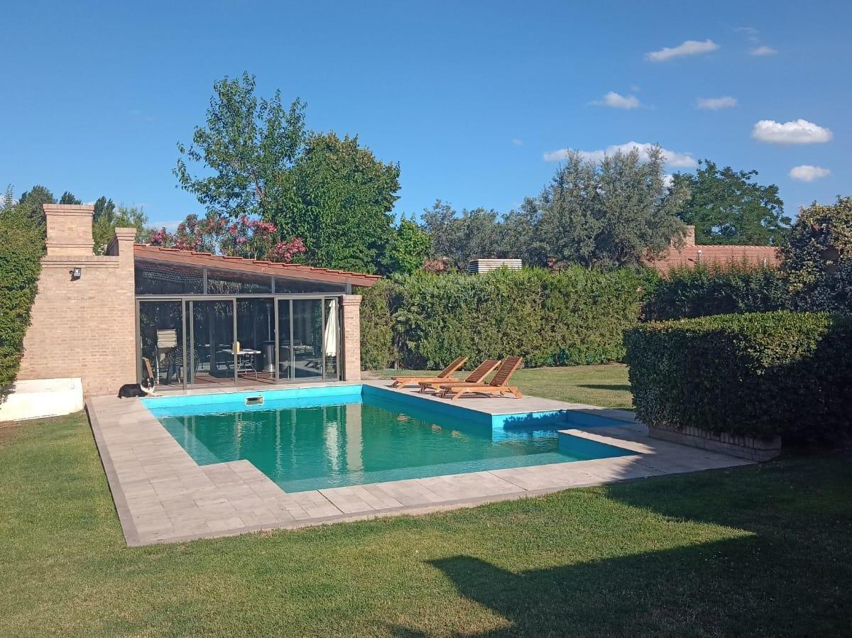 Venta - Hermosa Casa - Pileta - Jardín - Chacras de Coria - 1000 m² 2