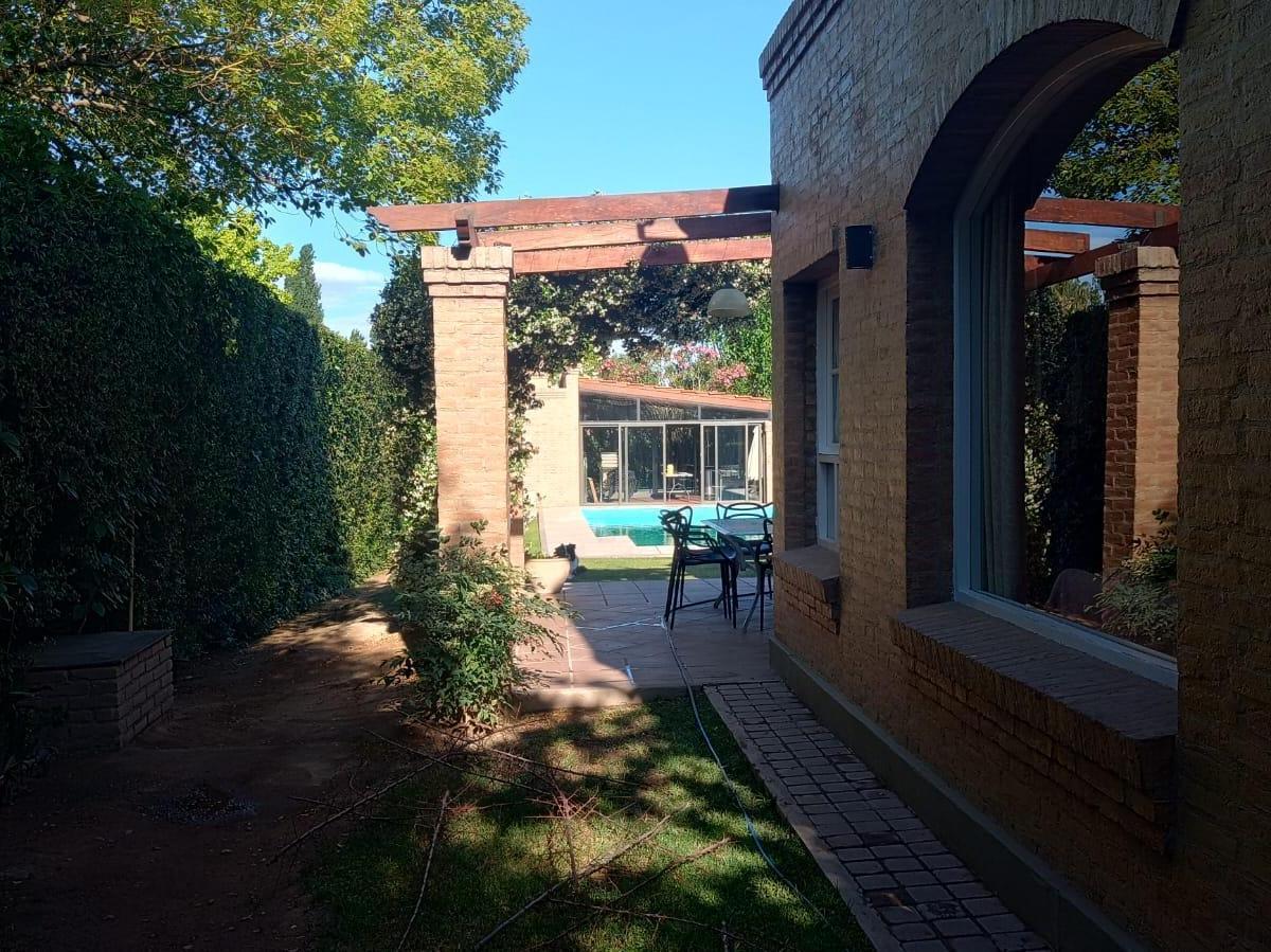 Venta - Hermosa Casa - Pileta - Jardín - Chacras de Coria - 1000 m² 5