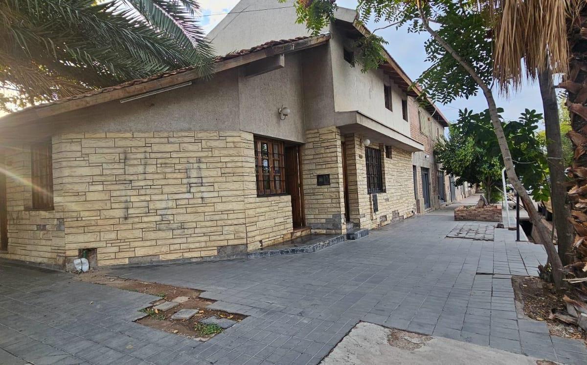 Vende · Casa · 3 Dorm. · a 3 Cuadras de La Plaza· Mendoza ·heras 3