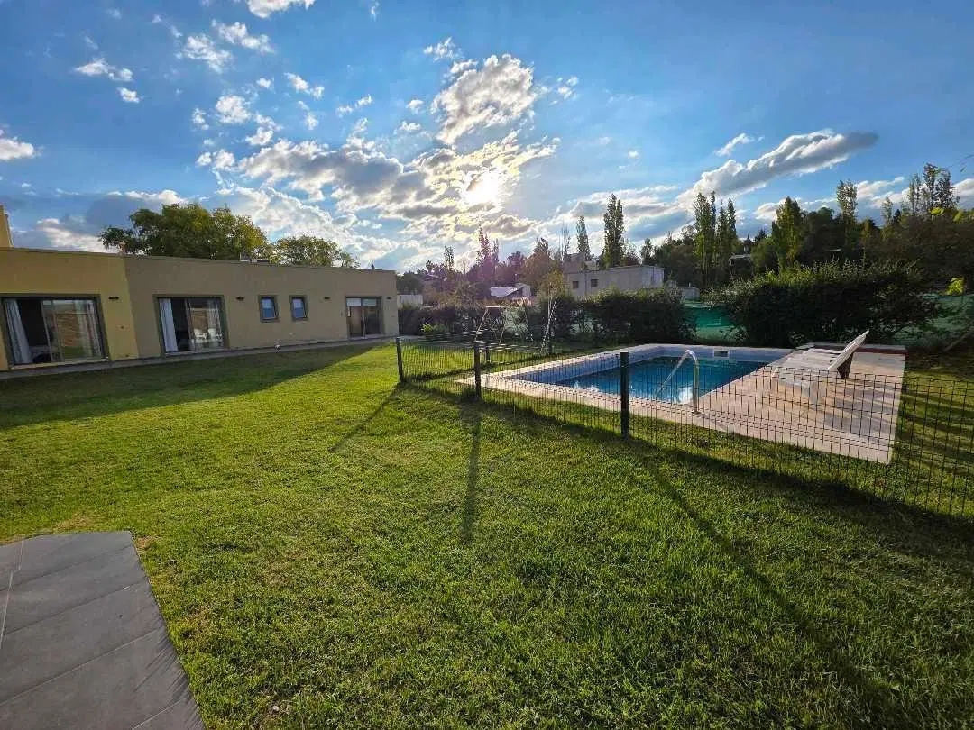 VENTA · CASA · 1.000 m2 TERRENO ·5 DORMITORIO · VISTALBA 3