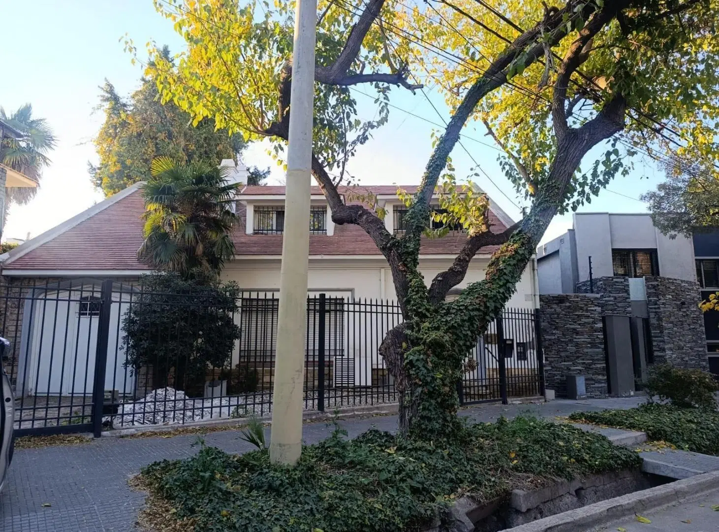 VENTA  - CASA - 4 DORMITORIOS - CIUDAD - BARRIO BOMBAL 8