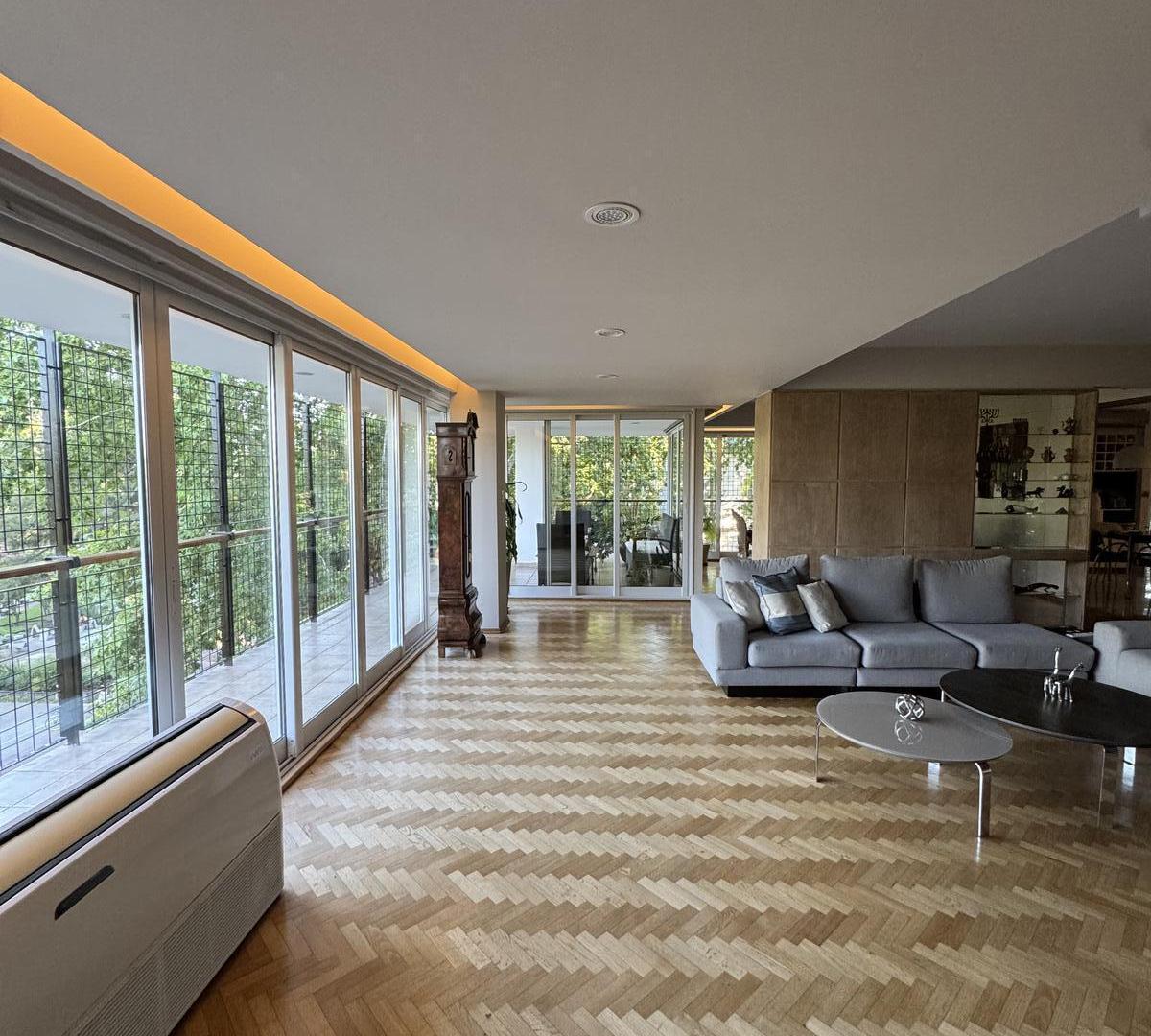 VENTA / HERMOSO departamento con vista a la Plaza Arenales, Devoto