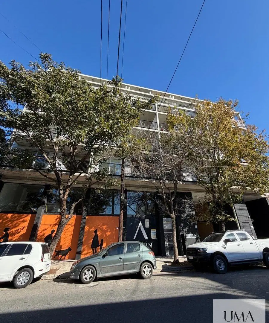 ALQUILER departamento 3 ambientes con balcón y patio – Monte Castro 4