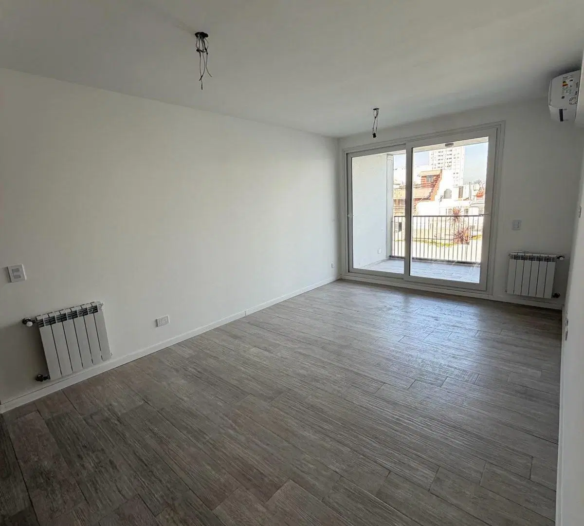 ALQUILER departamento 3 ambientes con balcón y patio – Monte Castro 2