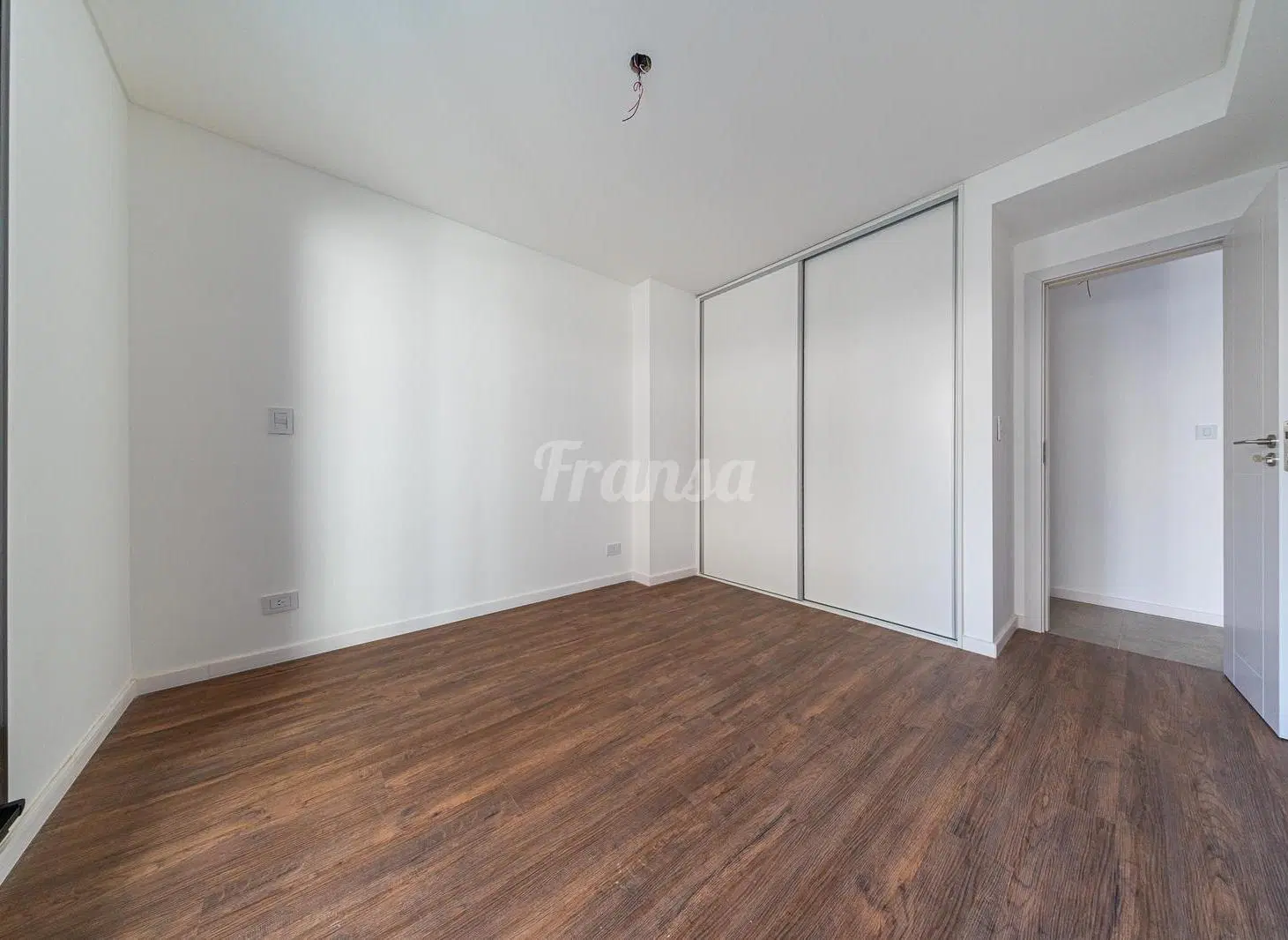 Venta. Departamento de 1 dormitorio con balcón, parrillero, cochera y amenities - Centro, Rosario. 3