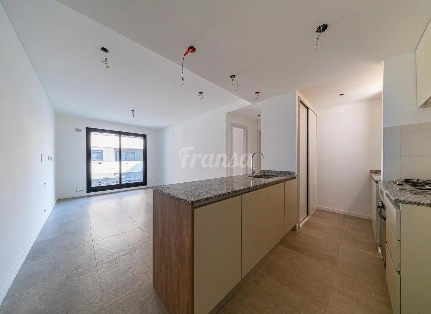 Venta. Departamento de 1 dormitorio con balcón, parrillero, cochera y amenities - Centro, Rosario. 2