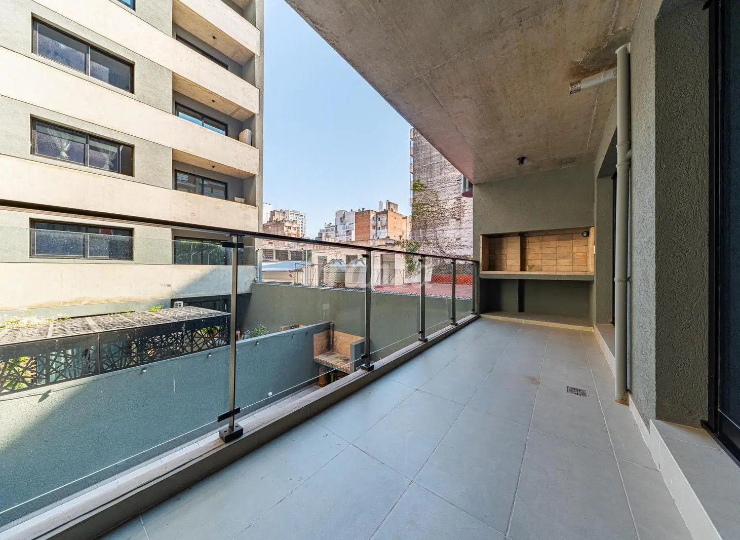 Venta. Departamento de 1 dormitorio con balcón, parrillero, cochera y amenities - Centro, Rosario. 4