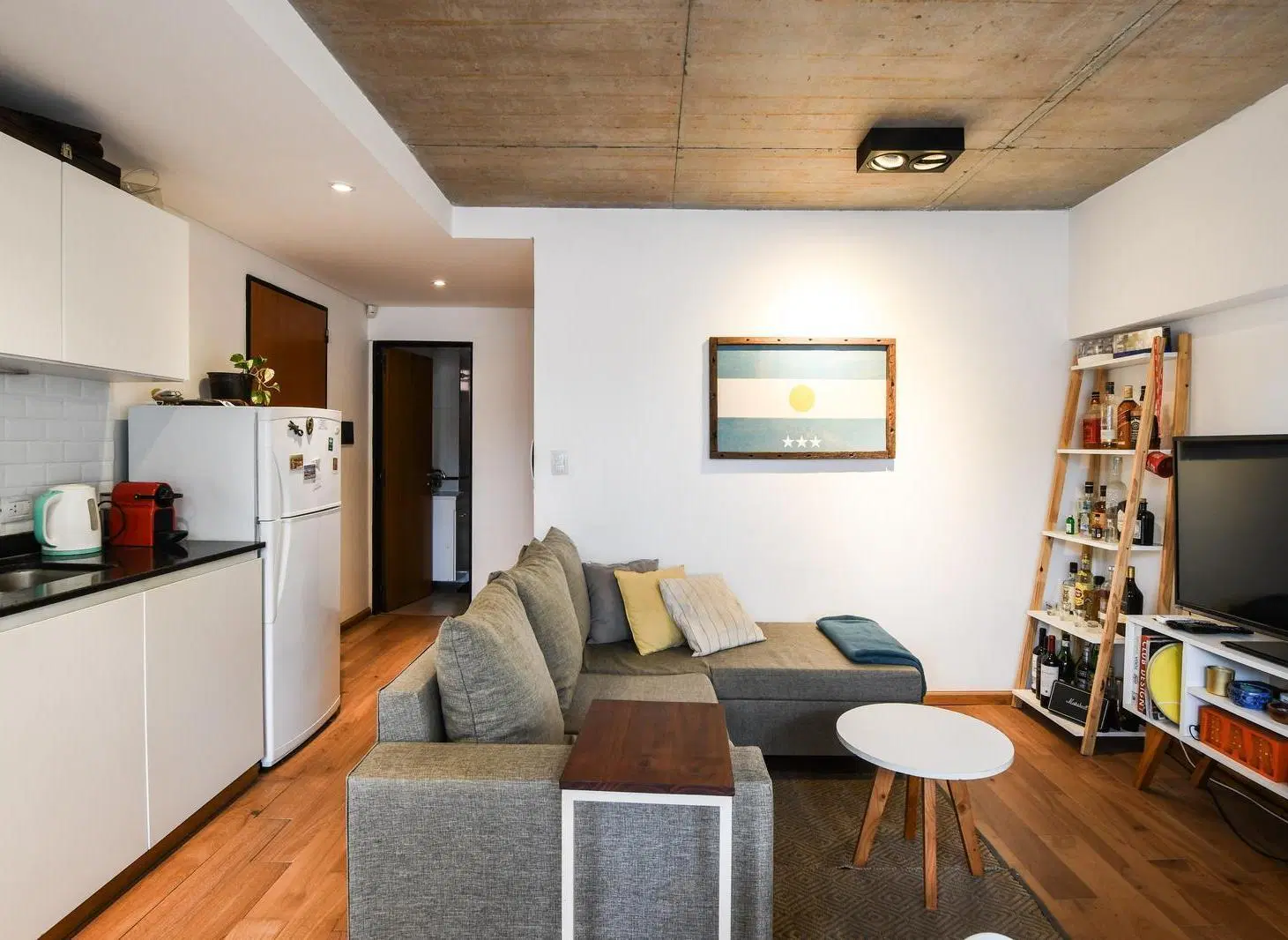 Arroyito | Departamento de 1 dormitorio con balcón y patio 1