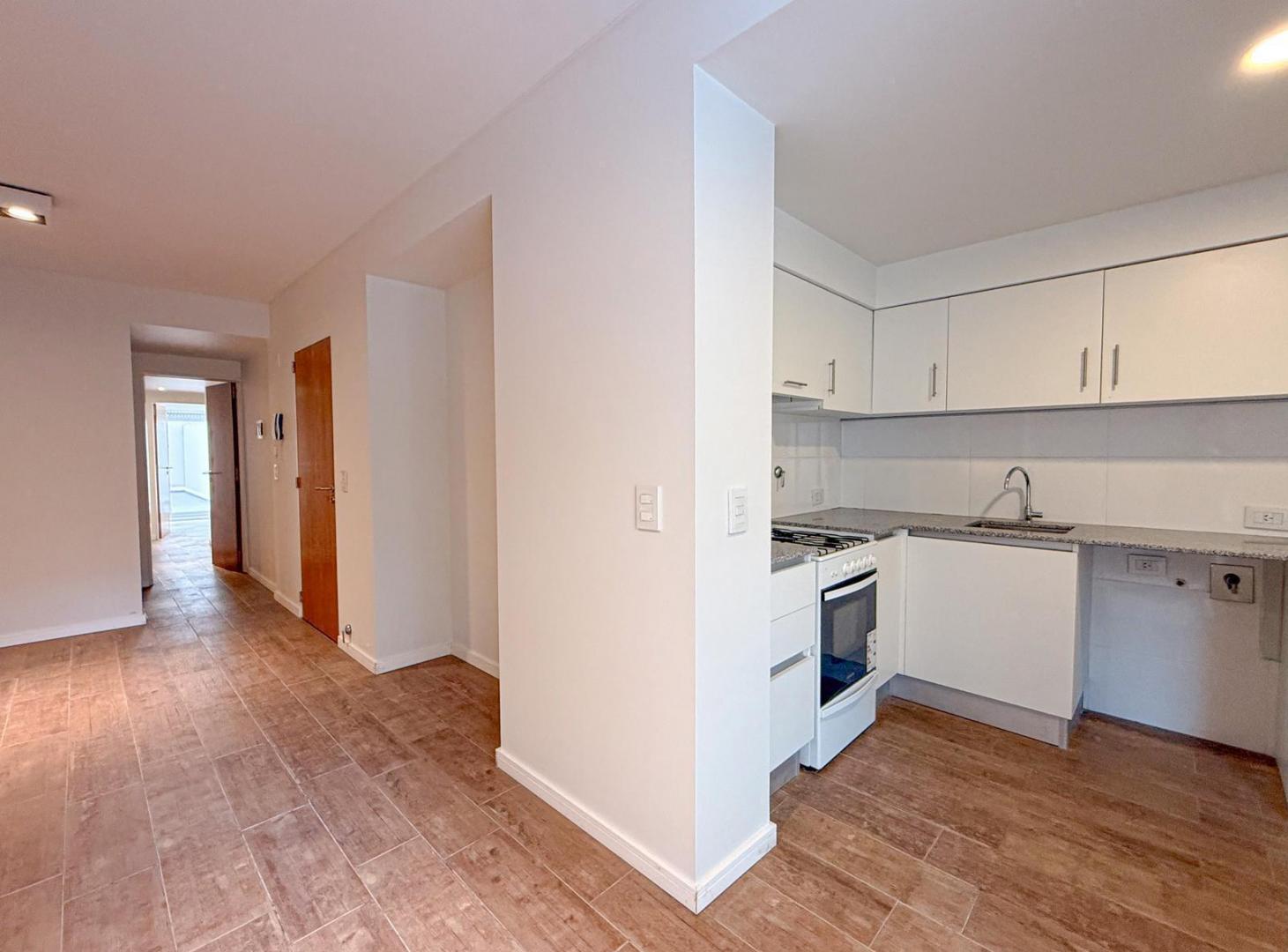 Foto de Venta. Departamento de 2 dormitorios con patio, balcón y baulera, imagen 1