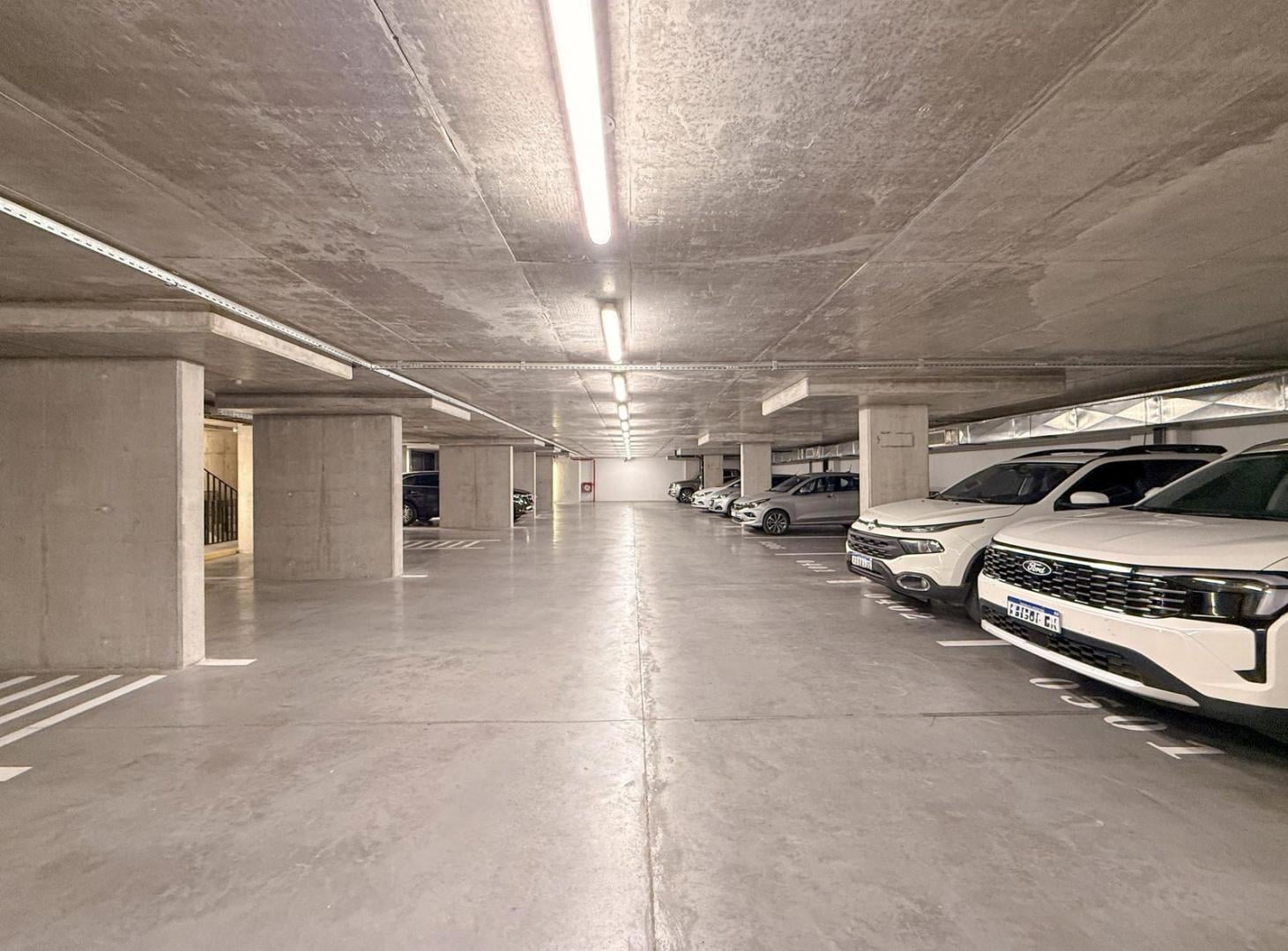 Foto de Venta. Departamento de 2 dormitorios con cochera, balcón y amenities, imagen 3