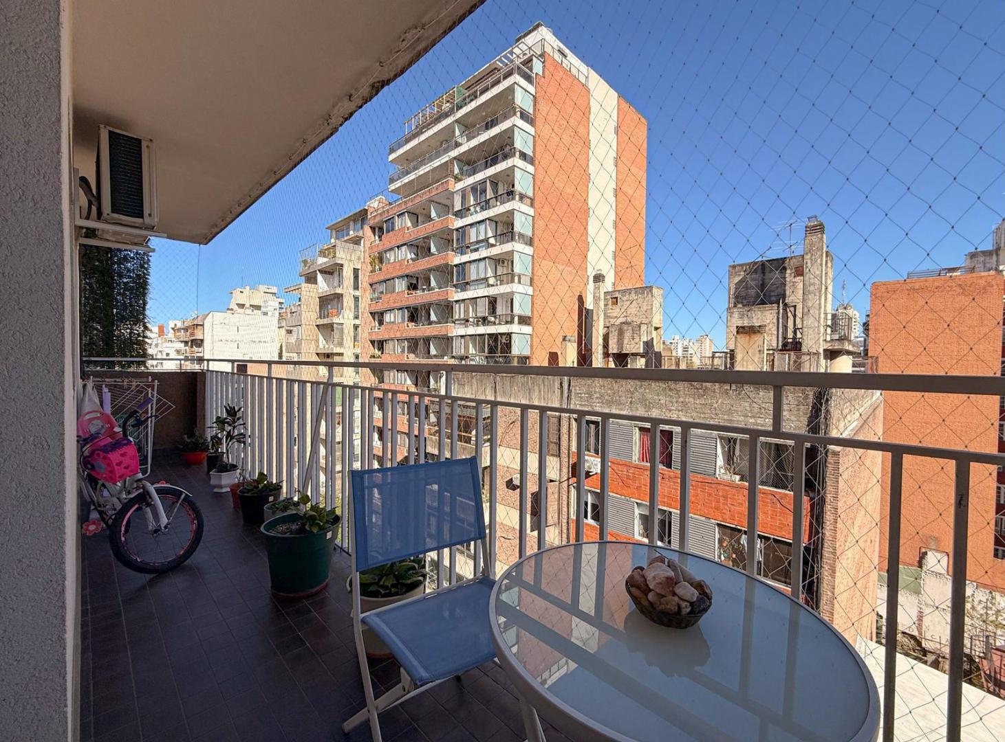 Foto de Venta. Departamento de 2 dormitorios con cochera y balcón - Centro, imagen 5