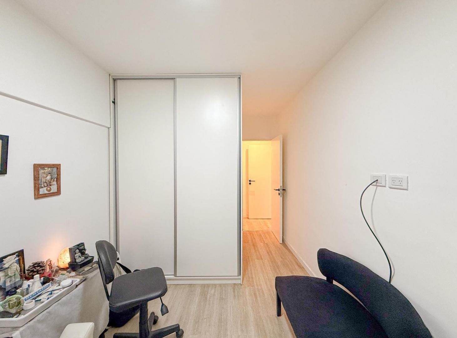 Foto de Venta. Departamento de 2 dormitorios con cochera y balcón - Centro, imagen 2